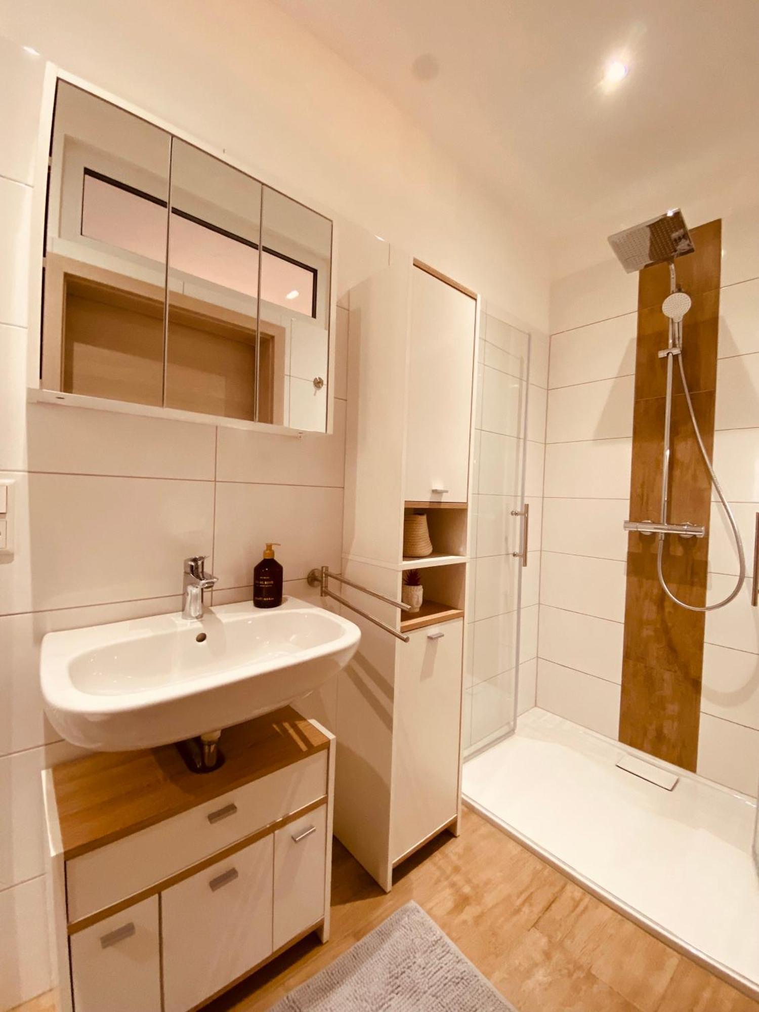 Hochwertige Ferienwohnung Mit 7Qm Balkon, Netflix, Kaffeeautomat, Rainshower Bad 츠비카우 외부 사진